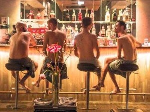 俩帅哥浴室互攻 GAY：浴室激情碰撞的别样风情