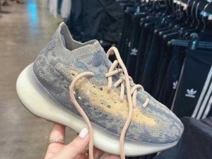 yeezy380 蜜桃粉与白色即将下架，潮流单品不容错过