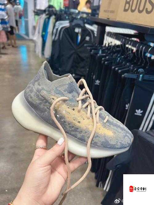 yeezy380 蜜桃粉与白色即将下架，潮流单品不容错过